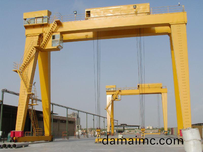 軌(gui)道式集裝(zhuang)箱(xiang)門式起重機(ji)1